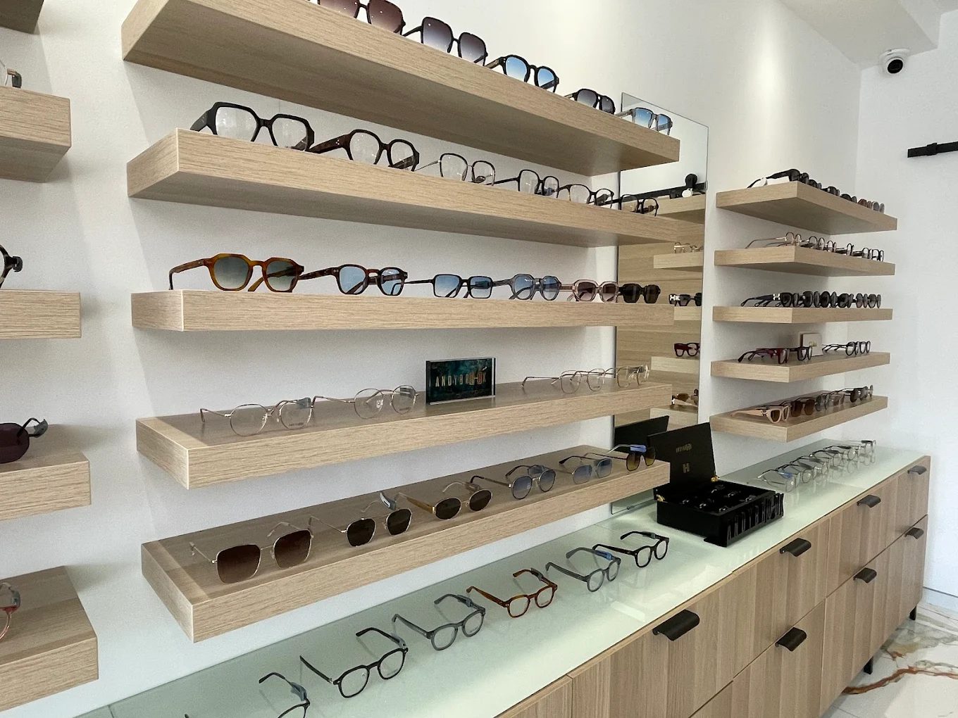 Sélection de montures optiques et solaires en magasin